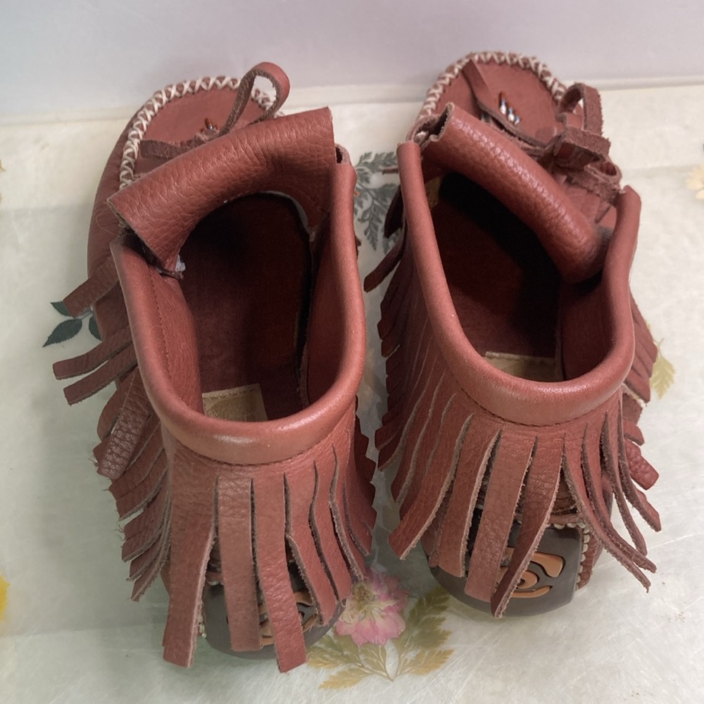 Manitobah paddle moccasin with beads vibram sole size 5 - Picture 4 of 8